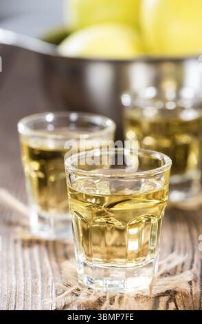 Glas mit Apfel Likör auf dunkle Vintage Holz-Hintergrund Stockfoto