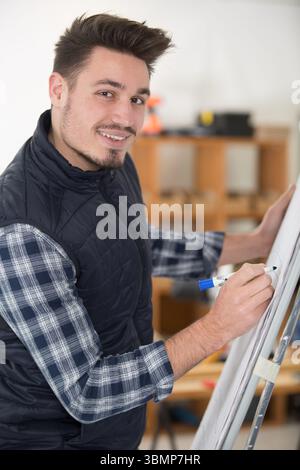Foto eines Mannes, der einen Plan zeichnet Stockfoto