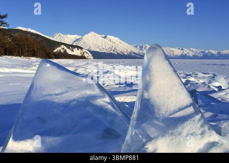 Stücke gefrorenes Eis auf dem baikal. Gebrochenes Eis Stockfoto