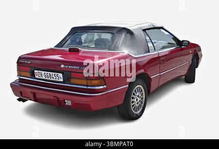 Klassisches rotes Chrysler LeBaron Cabriolet mit geschlossenem Faltverdeck und Heck Stockfoto