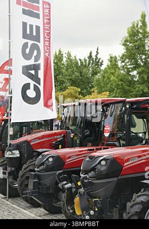 Rote CASE IH-Traktoren sind geparkt und zeigen Leistung und Innovation in der modernen Landwirtschaft Stockfoto