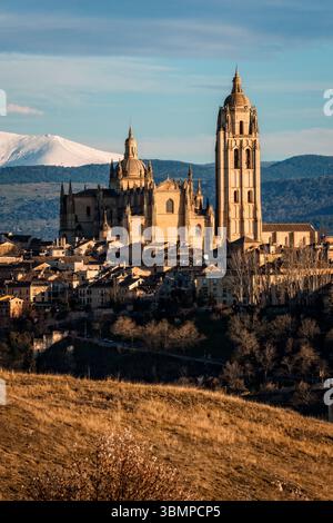 Ein malerischer Blick auf Segovia, Spanien, mit der Skyline mit der Kathedrale und den Guadarrama-Bergen im Hintergrund an einem sonnigen Tag. Stockfoto