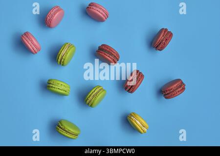 Blick von oben auf eine köstliche Macarons oder Makronen, Sweet meringue-basierte Konfektion mit einer Ganache, buttercream oder Marmelade Füllung zwischen zwei solchen sandwiched Stockfoto
