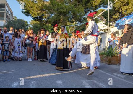 Paare tanzen, traditionelle Landtanz-Ballseiten, typisch ibizanischer Tanz, Portinax, Ibiza, Balearen, Spanien, Europa Stockfoto