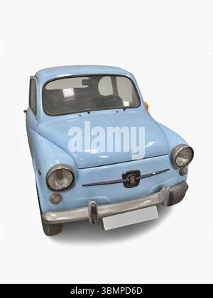 Klassischer Fiat 600 mit seinem Vintage-Charme in verwittertem hellblauem Finish, isoliert auf weißem Hintergrund Stockfoto