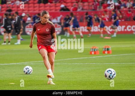 Toronto, Kanada. Juni 2025. Emma Regan #25 von Kanada wärmt vor dem Internationalen Freundschaftsspiel der Frauen zwischen Kanada und Costa Rica auf dem BMO Field auf. Am 27. Juni 2025 in Toronto, Kanada. (Foto: Leonardo Ramirez/Eyepix Group/SIPA USA) Credit: SIPA USA/Alamy Live News Stockfoto