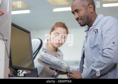 Hardware-Shop Verkäufer Scannen Kunden Artikel Stockfoto
