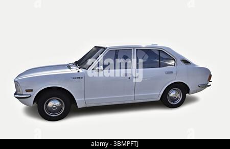 Klassischer weißer Toyota Corolla KE20 aus den 70er Jahren in einem Studio mit weißem Hintergrund Stockfoto