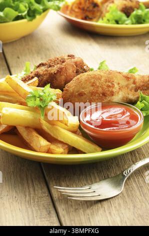 Frittierte Trommelstöcke mit Pommes frites auf dem Tisch, Sumy, Ukraine, Europa Stockfoto