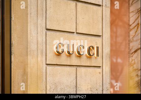 PARIS - Dezember 31: Logotypisierung von Gucci auf dem Gebäude in Paris am 31,2024. Dezember in Frankreich Stockfoto