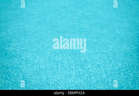 Saubere Wasseroberfläche des Swimmingpools im Hotel Stockfoto