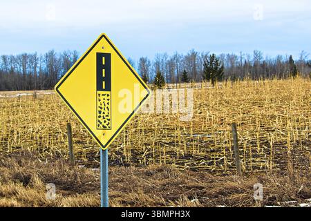 Warnschild „Ende der Schotterstraße vor dem Fahrzeug“ Stockfoto
