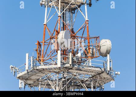 Telekommunikation Mast TV-Antennen wireless-Technologie mit blauem Himmel am Morgen Stockfoto