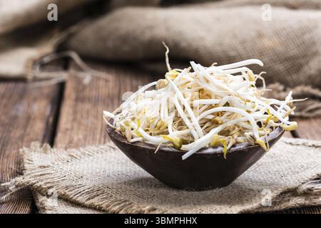 Schüssel mit Mungobohnen Sprossen auf hölzernen Hintergrund Stockfoto