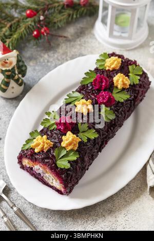 Festlicher Shuba-Salat. Traditionelles russisches Weihnachts-Neujahrsgemüse mit Hering und gekochtem Gemüse Stockfoto