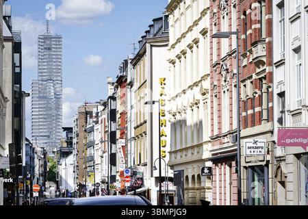 Köln, Deutschland August 13 2023: Blick durch die friesenwall mit vielen kleinen Geschäften bis zum kölner Turm Stockfoto