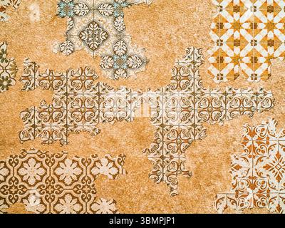 Ostmuster im Dekorativen Stil mit geometrisch gefliesten Ornamenten. Arabian Ethnic Mosaic Textur an der Wand Stockfoto