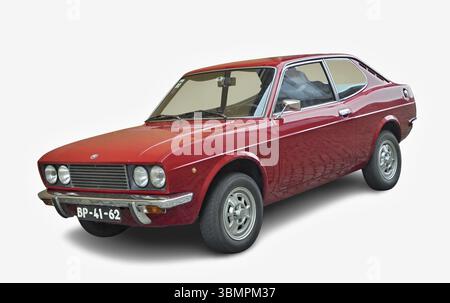 Klassisches 128er Sport Coupé mit rotem Sitz aus den 70er Jahren posiert auf weißem Hintergrund Stockfoto