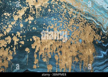 Fluid Art Acrylfarben. Abstrakte Mischung türkisfarbener Farbwellen. Flüssiges Gold fließt Spritzer. Hintergrund oder Textur mit Marmoreffekt Stockfoto