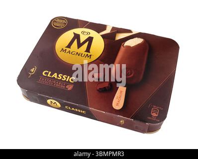 Magnum Classic mit Milchschokolade überzogenes Madagaskar-Vanilleeis auf einem Holzstab im Viererpack Stockfoto