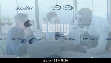 Mitarbeiter, die im Konferenzraum Hemden tragen und Daten-Overlays für Laptop-Smartphones verwenden Stockfoto