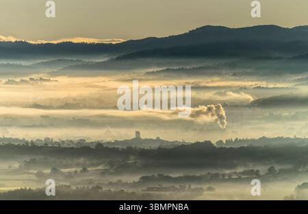 Landschaft mit Bergblick und niedrigen Wolken. Stockfoto