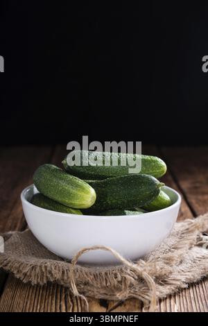 Einige kleine Gurken (Nahaufnahme) auf Vintage-Holzhintergrund Stockfoto