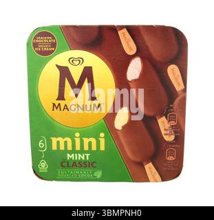 Magnum Mini Mint – klassisches Madagaskar-Vanilleeis mit Milchschokolade auf einem Holzstab im Sechserpack Stockfoto