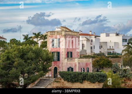 Rosa Mediterrane Villa Mit Steindetails Und Brüstungen In Menorca Spanien. Verwitterte Architektur, Traditionelles Balearengebäude, Küstengrundstück, Stockfoto
