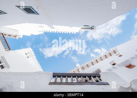 Weiße Mediterrane Architektur Nach Oben Mit Blauem Himmel In Binibeca Vell Menorca Spanien. Traditionelles Fischerdorf, Weiß Getünchte Gebäude, Geometr Stockfoto