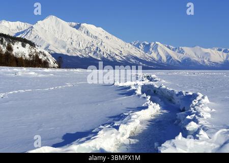 Skipiste am Ufer des Baikalsees. Skipiste Stockfoto
