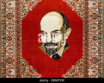 Lenin-Porträt auf dem Teppich im Grutas-Park. Druskininkai, Litauen, 12. September 2022, Europa Stockfoto