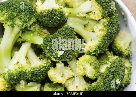 Schale mit gekocht Brokkoli (detaillierte Nahaufnahme erschossen) Stockfoto