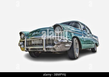 Türkisfarbenes Chevrolet Bel Air mit sichtbaren Chromdetails auf weißem Hintergrund Stockfoto