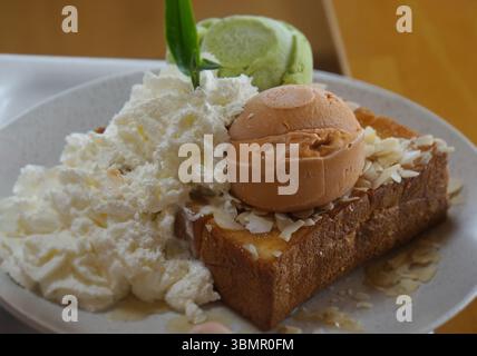 Schließen Sie Honig-Toast mit Tee-Eiskugeln Stockfoto