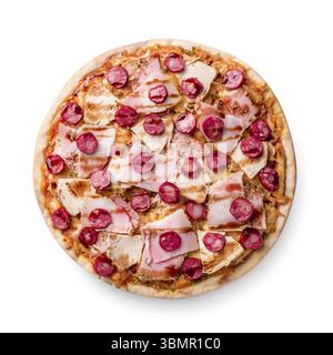 Pizza mit Schinken und Wurst auf weißem Hintergrund. Kopierbereich. Hausgemacht mit Liebe. Schnelle Lieferung. Rezept und Menü. Draufsicht Stockfoto