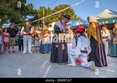 Paare tanzen, traditionelle Landtanz-Ballseiten, typisch ibizanischer Tanz, Portinax, Ibiza, Balearen, Spanien, Europa Stockfoto
