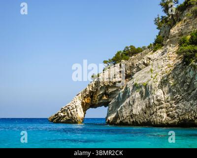 Beeindruckender Blick auf den natürlichen Felsbogen in Cala Goloritzé, Sardinien, Italien Stockfoto