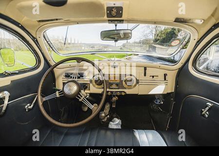 Klassischer Plymouth-Fahrzeuginnenraum mit Lenkrad, Armaturenbrett und Vintage-Designelementen Stockfoto