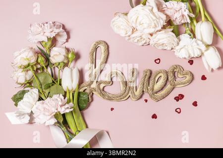 Hintergrund zum Valentinstag mit Liebesbriefen und wunderschönen Frühlingsblumen auf hellrosa Hintergrund. Valentinstag, Frauentag, Muttertag Begrüßung Stockfoto
