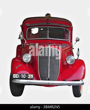 Klassischer roter Ford Pickup-Truck mit Vintage-Design, geparkt und bereit für die Ausstellung Stockfoto