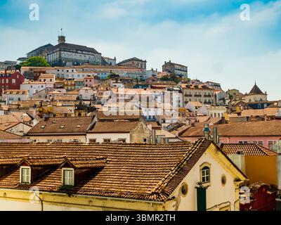 Panoramablick auf Coimbra mit historischer Architektur, roten Ziegeldächern und der berühmten Universität auf dem Hügel, Portugal Stockfoto