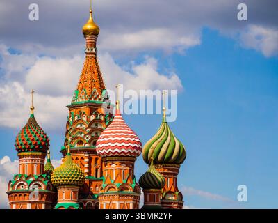 Atemberaubende Details der farbenfrohen zwiebelförmigen Kuppeln der Basilius-Kathedrale, Roter Platz, Moskau, Russland Stockfoto