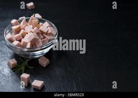Geschnittene Wurst (Quatsch) auf einem alten Holztisch (close-up erschossen) Stockfoto