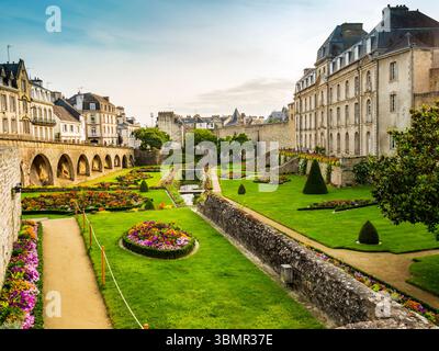 Atemberaubende Aussicht auf das Schloss Ermine und seinen blühenden Garten, gebaut auf den Festungsmauern zur Altstadt von Vannes in der Bretagne, Morbihan, Frankreich Stockfoto