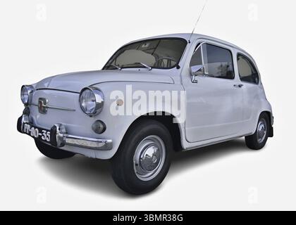 Der klassische weiße Fiat 600 zeigt die italienische Oldtimerherstellung und erinnert an Nostalgie für einfachere Zeiten Stockfoto