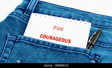 Motivationszitate BLEIBEN MUTIG. Stockfoto