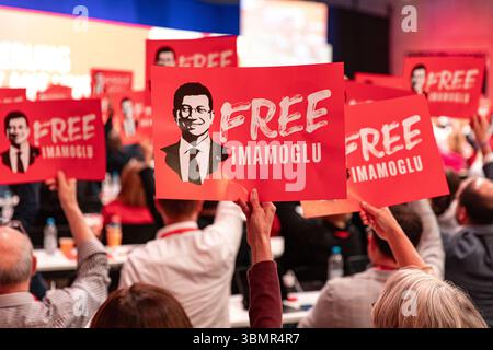 Der ehemalige Bundeskanzler Olaf Scholz erhielt am Samstag, den 28. Juni 2025, eine Standing Ovation, als die linksliberale Sozialdemokratische Partei (SPD) seine Führung bei einem zentralen Abschiedsauftritt auf dem Berliner Bundeskongress ehrte. Scholz, der von 2021 bis 2025 Deutschland führte, sprach am zweiten Tag des SPD-Kongresses an Hunderte von Parteidelegierten, reflektierte über eine „großartige Zeit“ im Amt und unterstützte die Bemühungen der Partei, sich nach einer historischen Wahlniederlage Anfang des Jahres neu zu gruppieren. Ehemalige Kabinettsminister Hubertus Heil, Karl Lauterbach, Svenja Schul Stockfoto