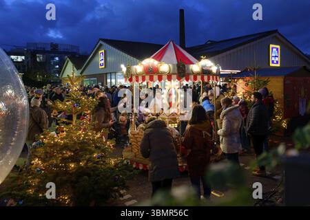 Köln, Deutschland 15. November 2023: Einzigartige Veranstaltung von aldi in ehrenfeld, dem billigsten weihnachtsmarkt deutschlands Stockfoto