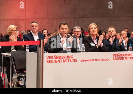 Der ehemalige Bundeskanzler Olaf Scholz erhielt am Samstag, den 28. Juni 2025, eine Standing Ovation, als die linksliberale Sozialdemokratische Partei (SPD) seine Führung bei einem zentralen Abschiedsauftritt auf dem Berliner Bundeskongress ehrte. Scholz, der von 2021 bis 2025 Deutschland führte, sprach am zweiten Tag des SPD-Kongresses an Hunderte von Parteidelegierten, reflektierte über eine „großartige Zeit“ im Amt und unterstützte die Bemühungen der Partei, sich nach einer historischen Wahlniederlage Anfang des Jahres neu zu gruppieren. Ehemalige Kabinettsminister Hubertus Heil, Karl Lauterbach, Svenja Schul Stockfoto